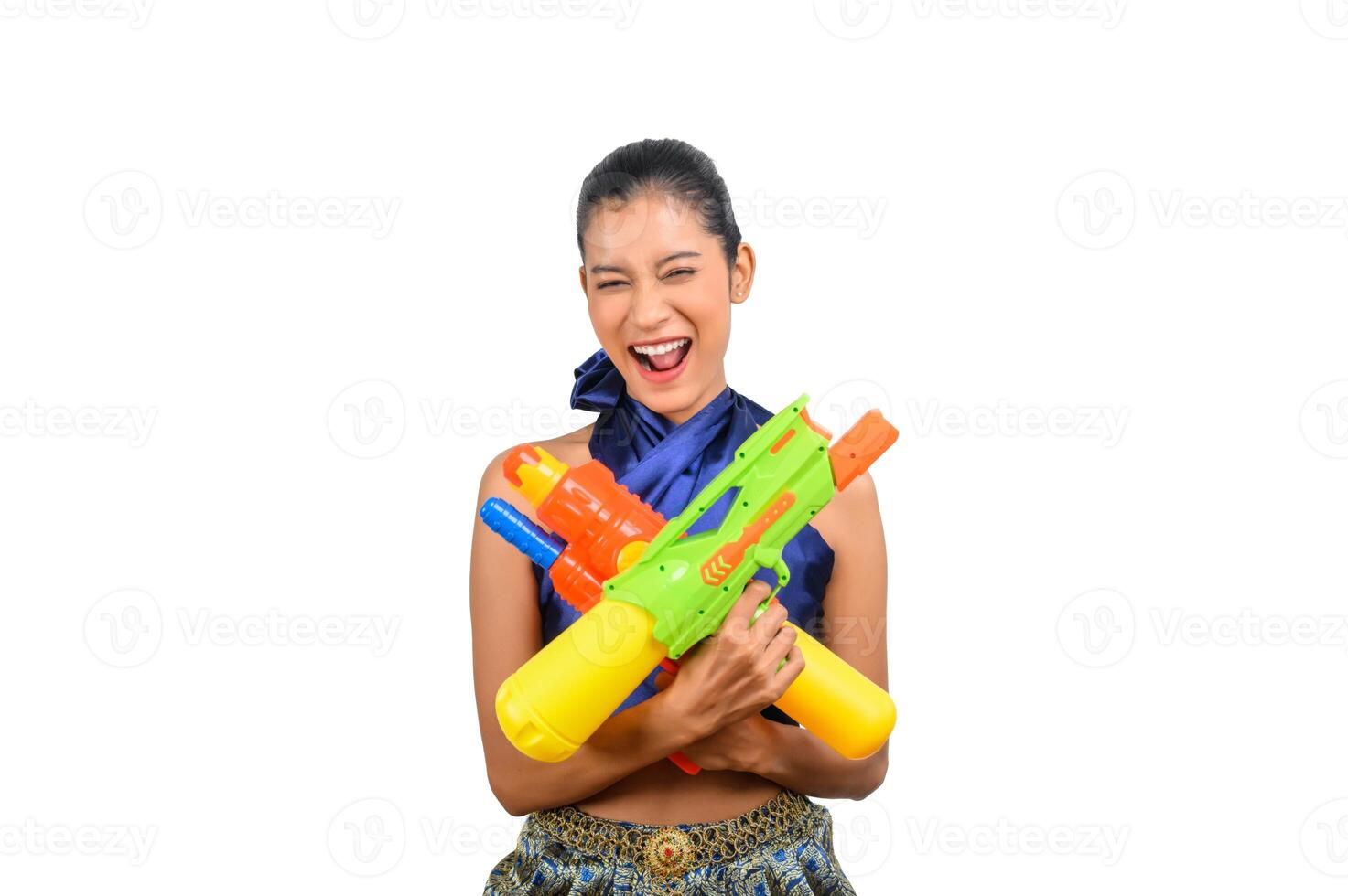 portrait jolie femme au festival de songkran avec pistolet à eau photo