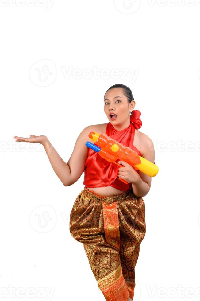 portrait belle femme au festival de songkran avec pistolet à eau photo