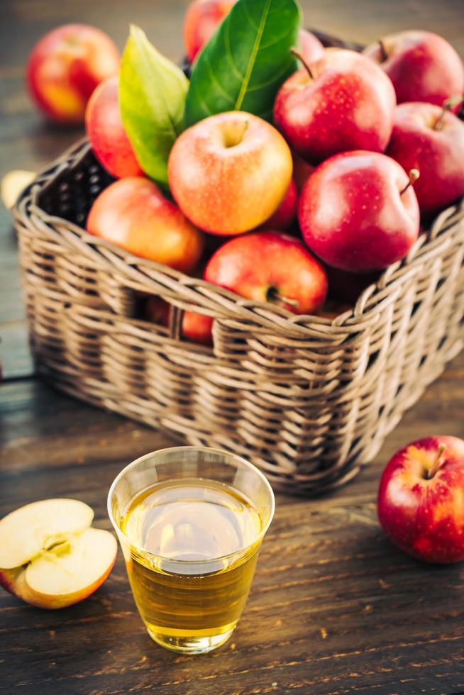 jus de pomme en verre et pommes dans le panier photo