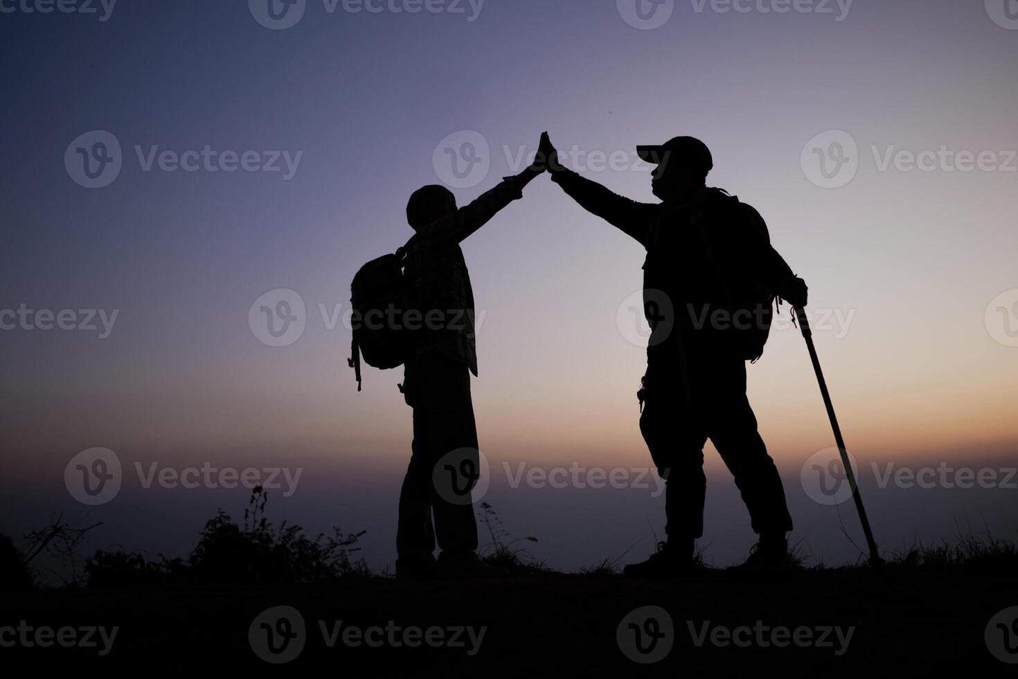 silhouette du travail d'équipe coup de main confiance photo