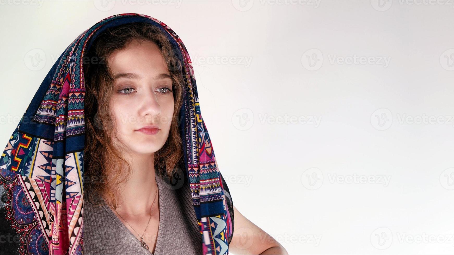 milieu est Jeune fille dans foulard pose photo