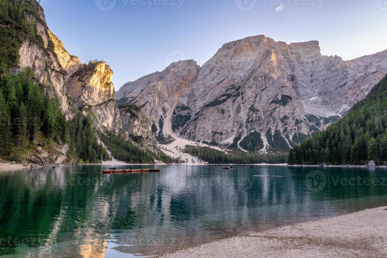 paisible alpin Lac braies dans dolomites montagnes. lago di braies, Italie, L'Europe . scénique image de italien Alpes. photo