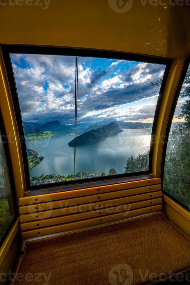 une câble voiture photographié de à l'intérieur, de le fenêtre vue vous voir une Lac avec montagnes photo