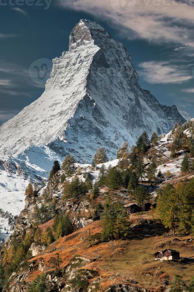 Matterhorn couvert avec neige proche en haut photo