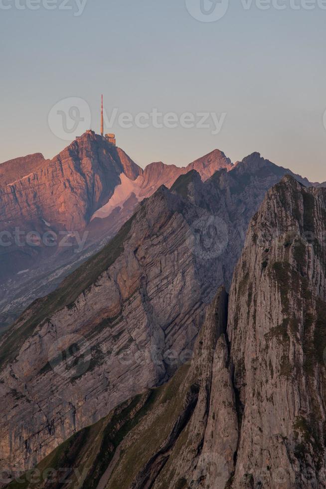 spectaculaire Montagne formations de Suisse pendant le coucher du soleil photo