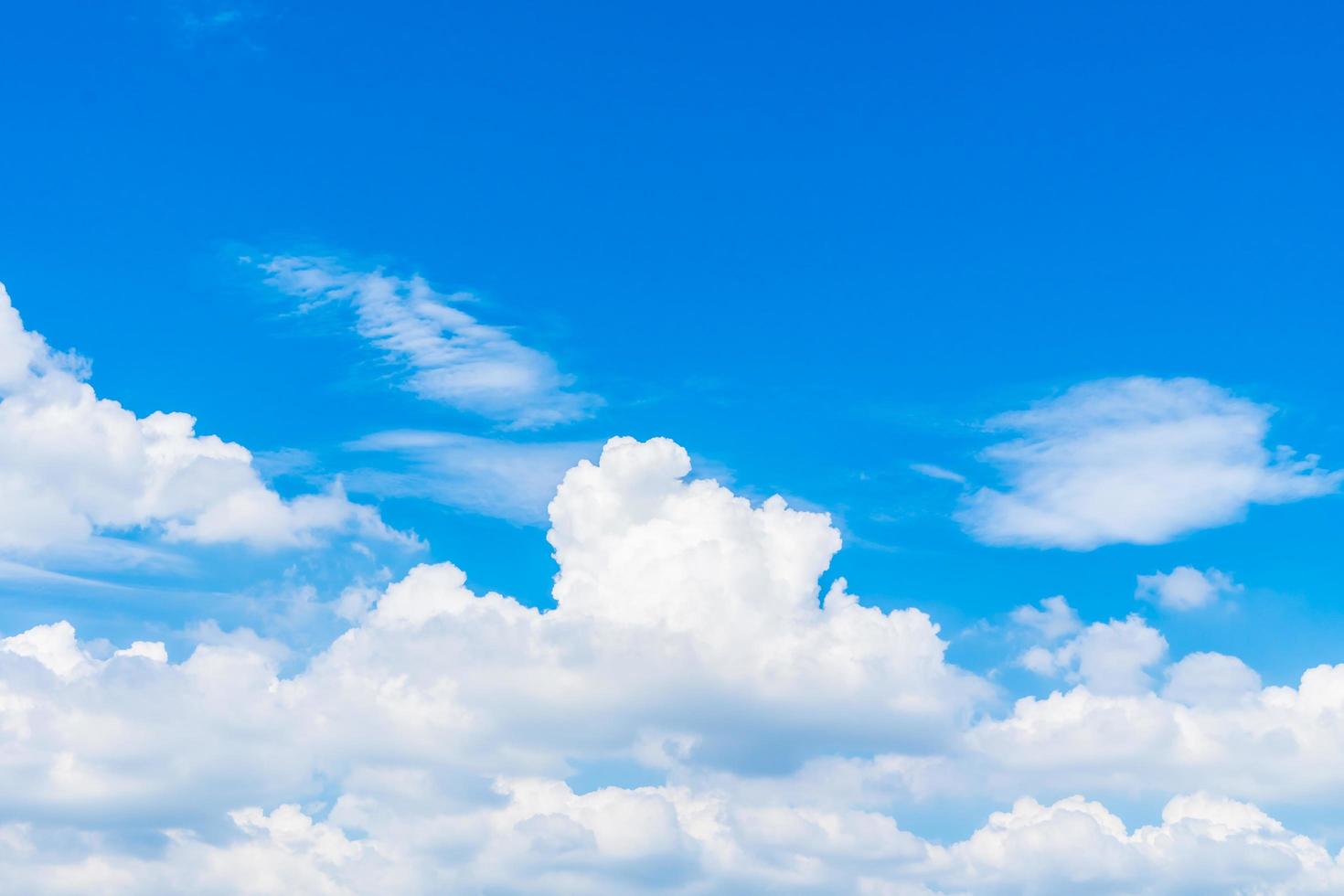 nuages blancs dans le ciel bleu photo