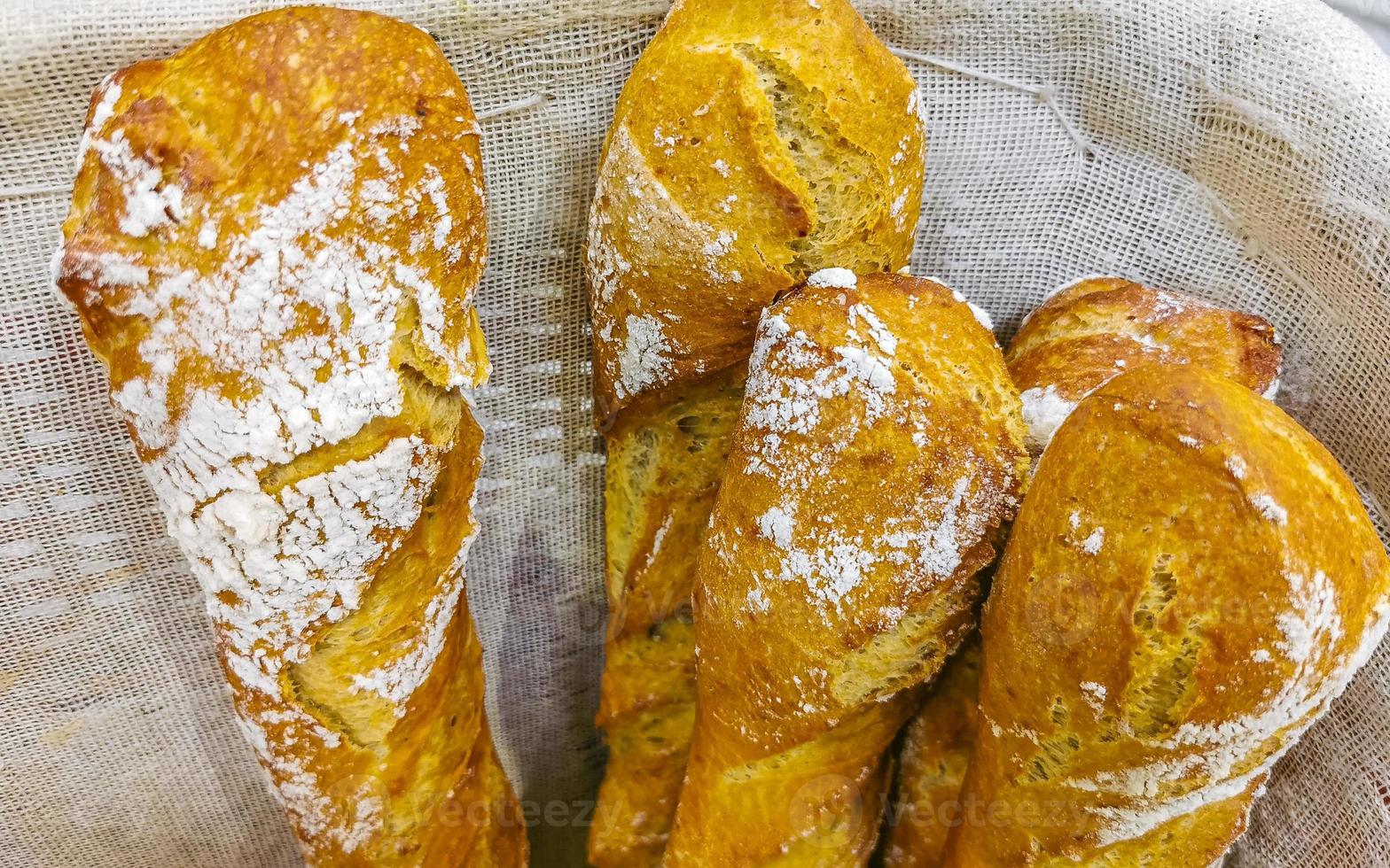 Rouleaux baguettes Gâteaux et autre des pâtisseries dans chedraui supermarché Mexique. photo