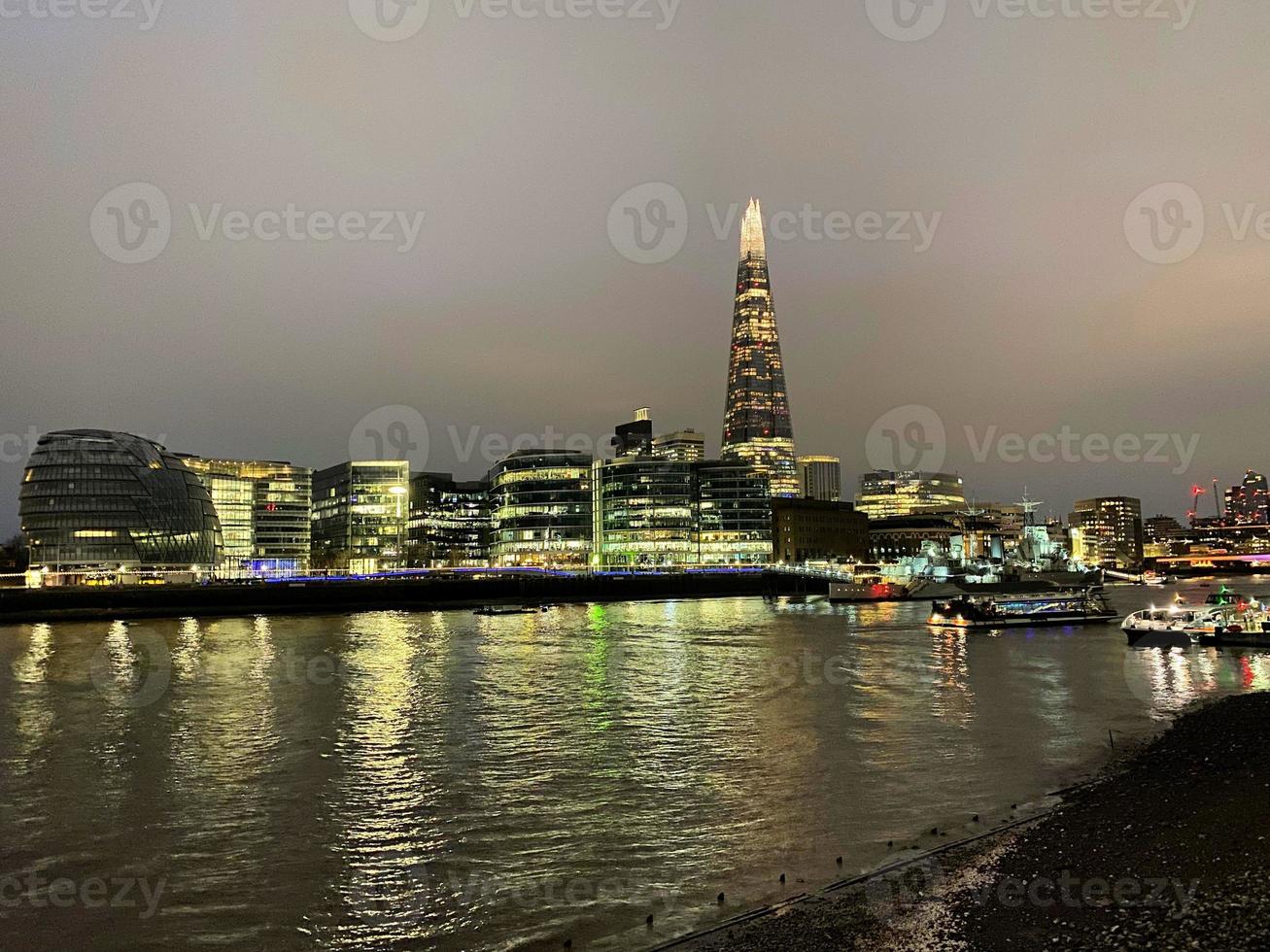 le rivière Tamise à nuit avec réflexion photo