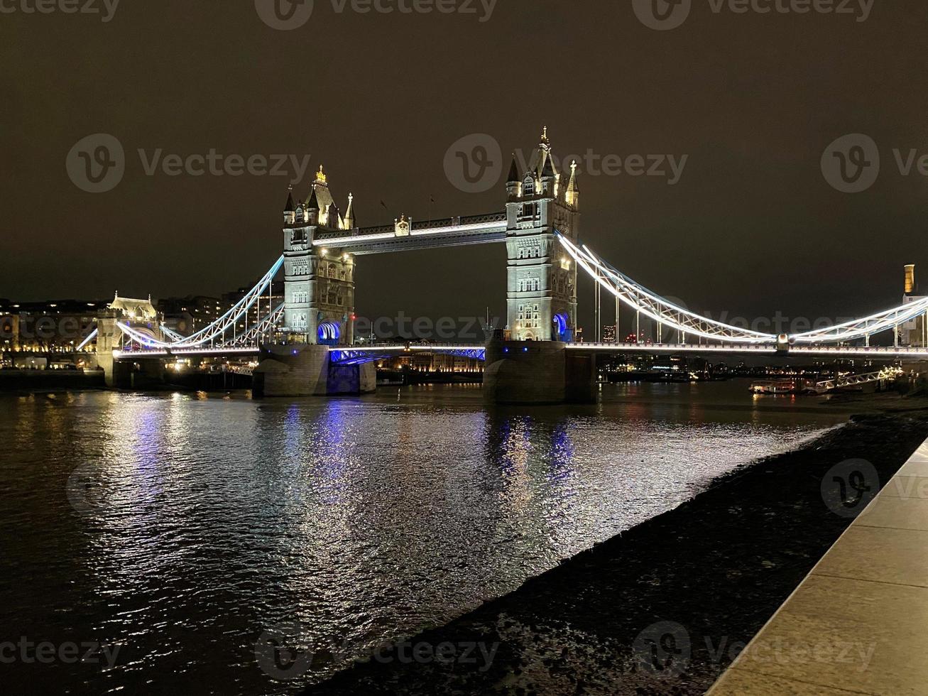 la tour pont dans Londres à nuit photo