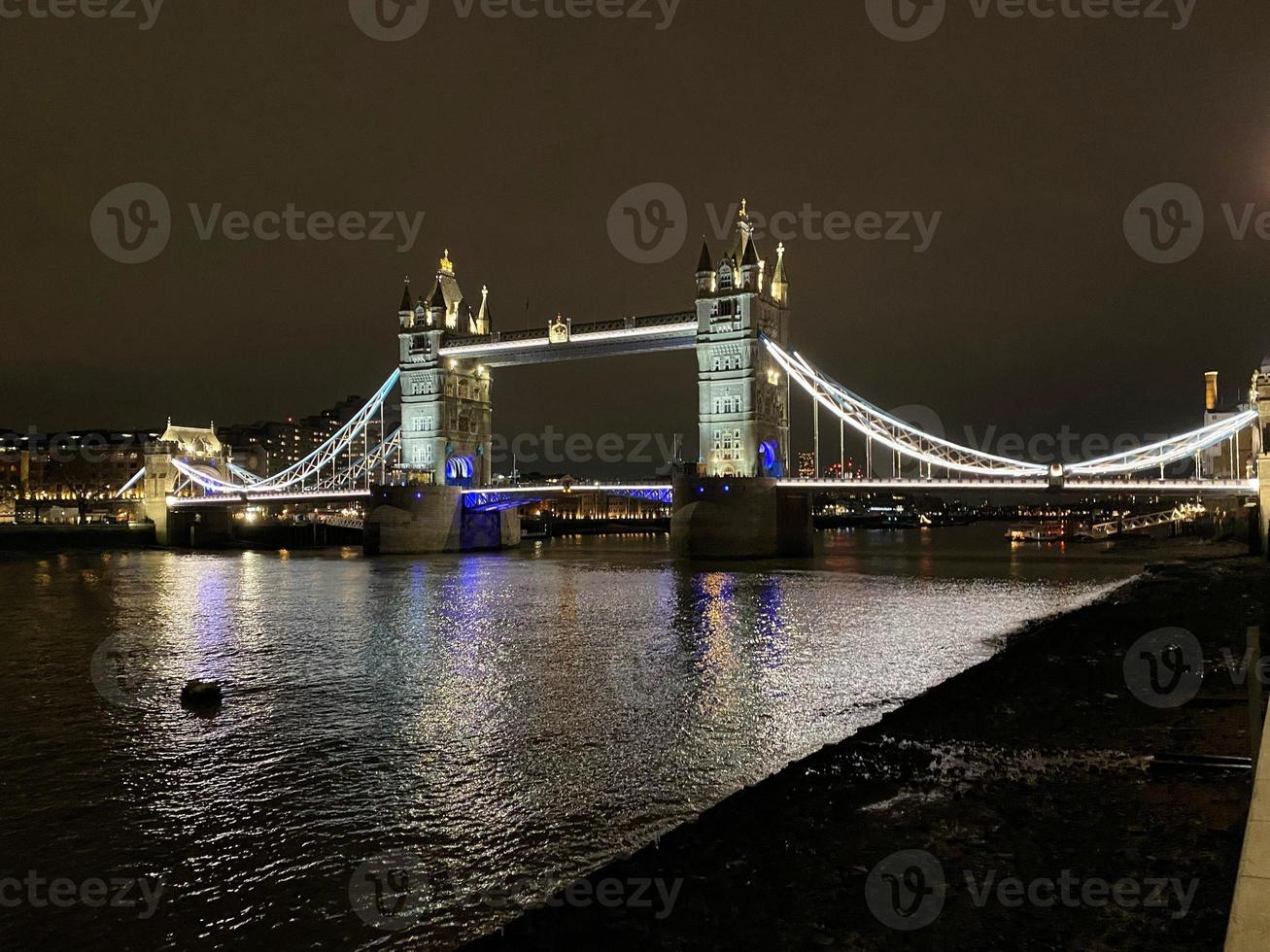 la tour pont dans Londres à nuit photo