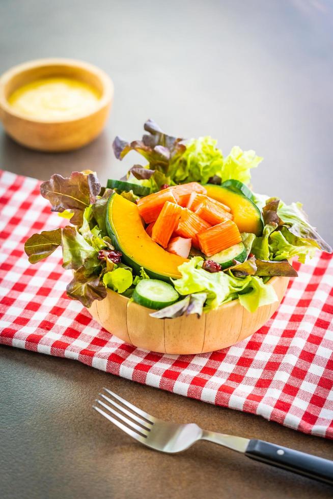 bâtonnets de crabe avec salade de légumes frais avec sauce mayonnaise photo