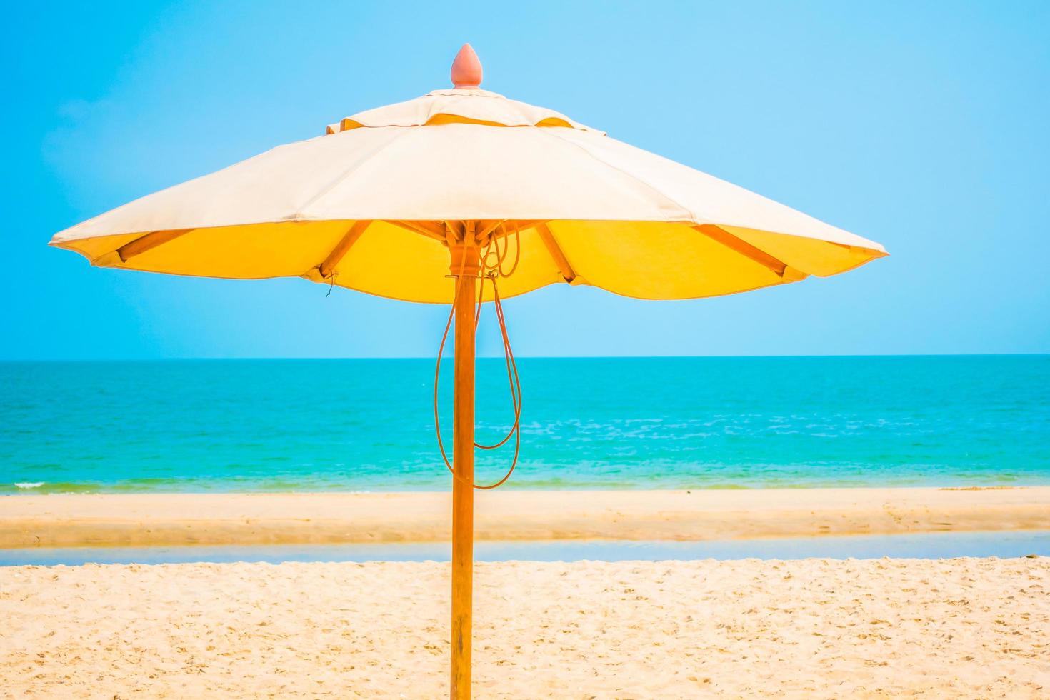 parapluie sur la plage tropicale photo