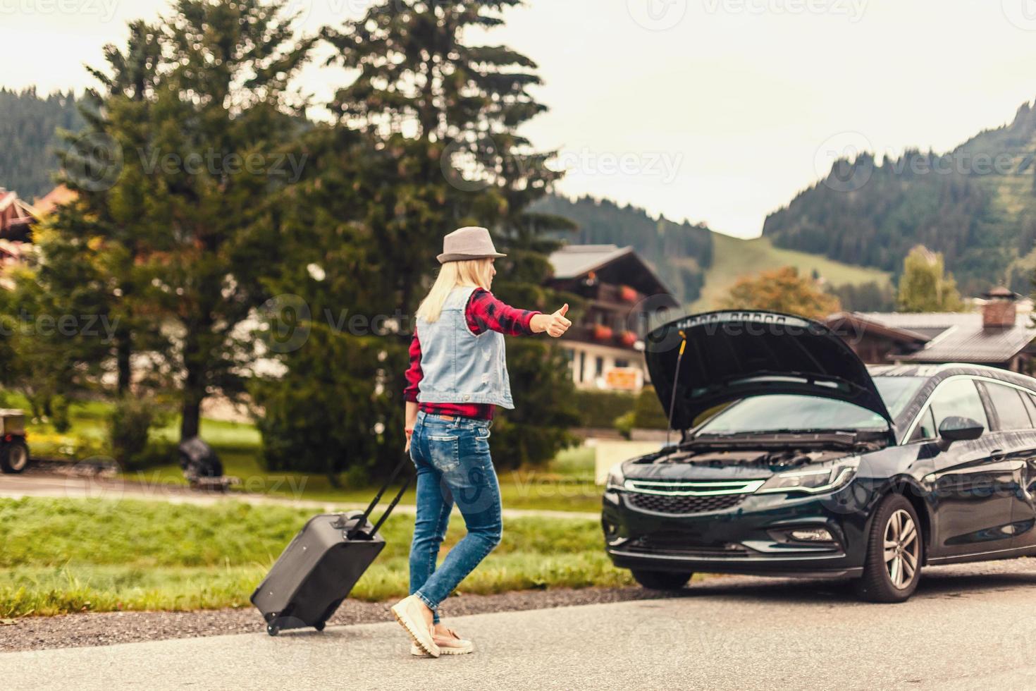 femme touristique sur le route cassé vers le bas une voiture photo