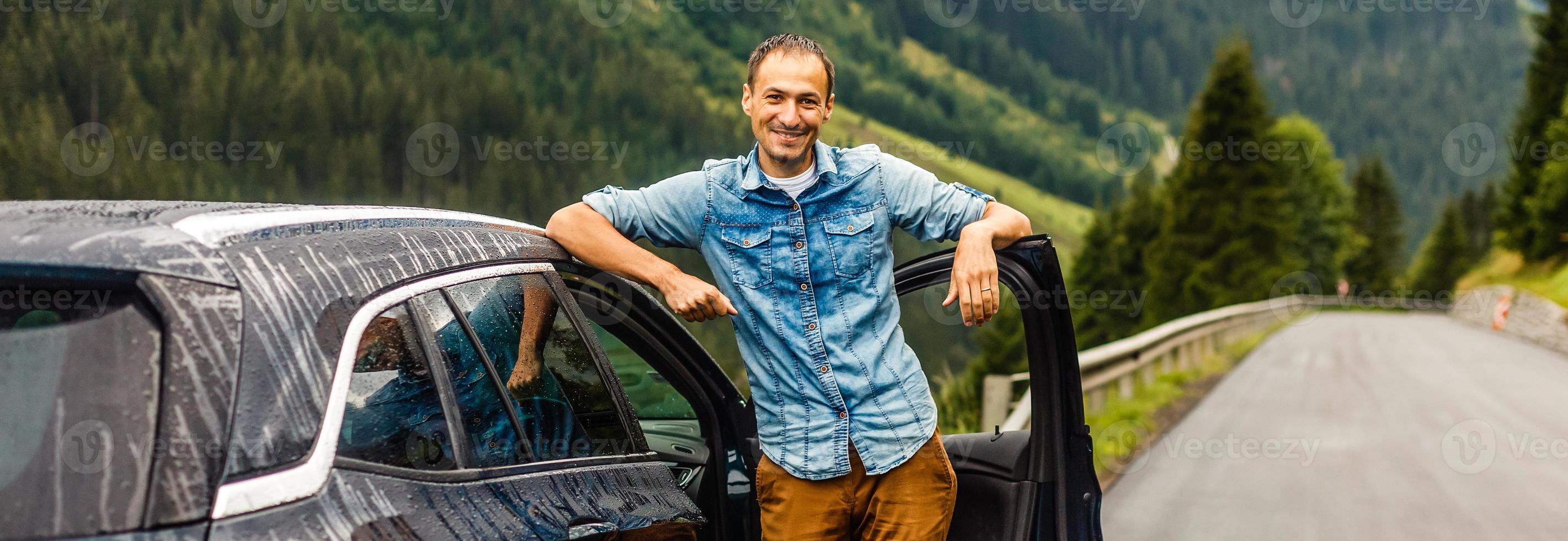 une homme près le voiture dans le montagnes photo