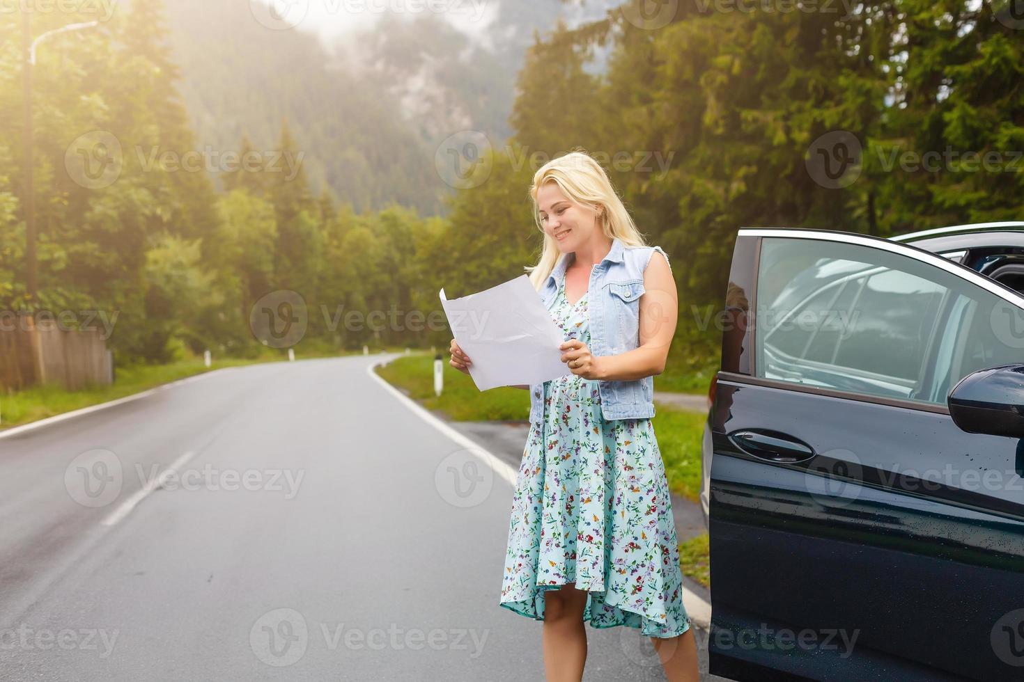 Jeune femme voyageur avec une carte sur le Contexte de le Alpes. actif loisirs, mode de vie des sports, randonnée dans le montagnes. en voyageant dans L'Europe . photo