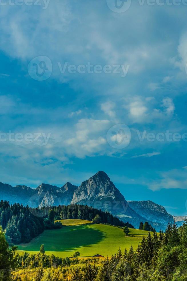 Montagne vallée village paysage été photo