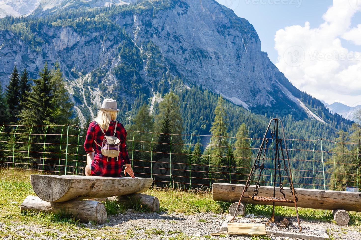 Jeune magnifique femme voyageur , montagnes Alpes arrière-plan, photo