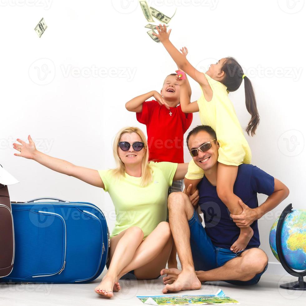 une content famille avec leur les valises sur une blanc Contexte photo