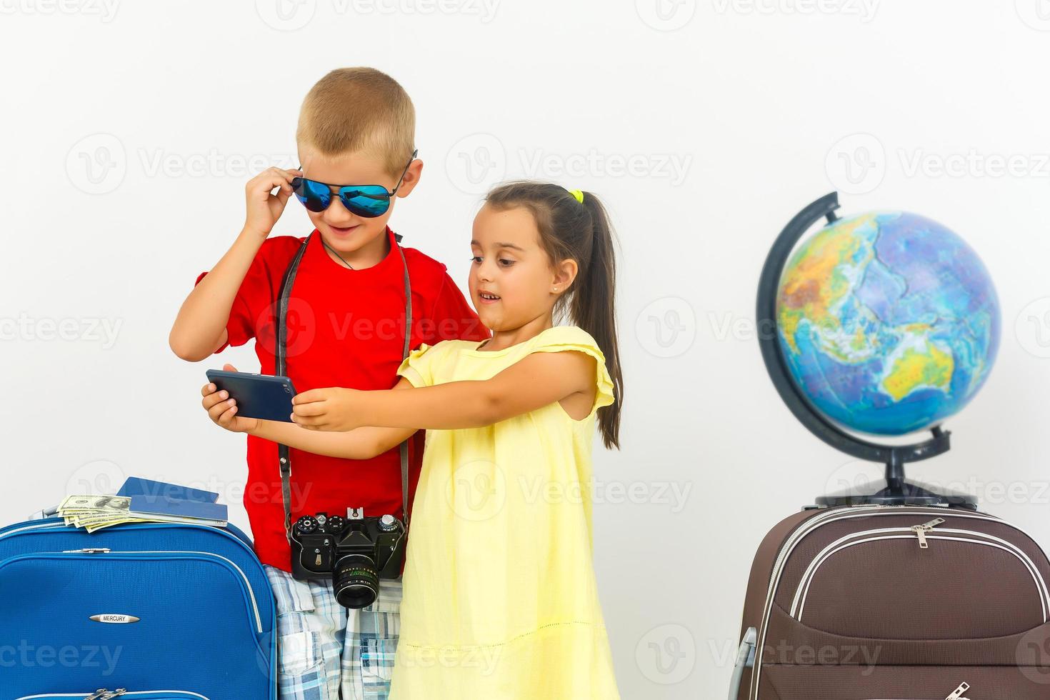 les enfants Voyage - garçon et fille choisir avec une téléphone intelligent leur Voyage destination. isolé, blanc Contexte photo