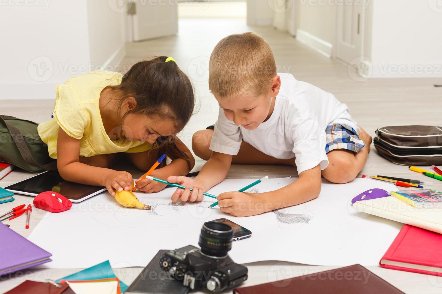 covid-19 coronavirus et apprentissage de maison, Accueil école enfant concept. peu les enfants étude en ligne apprentissage de Accueil avec portable. quarantaine et social distanciation concept. photo