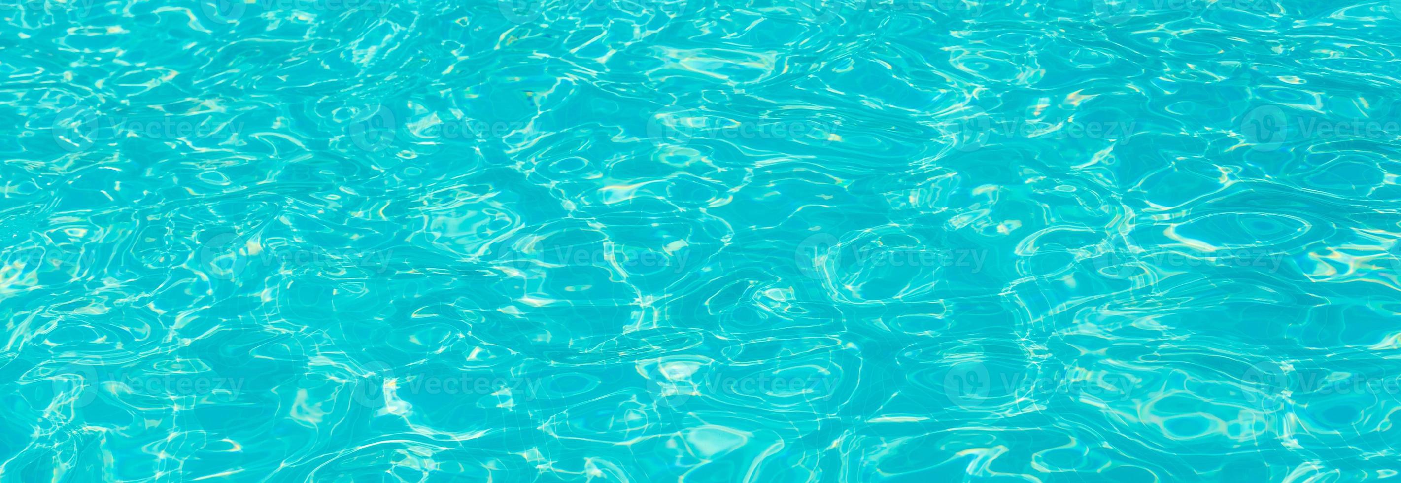 surface de la piscine bleue, fond d'eau dans la piscine. photo