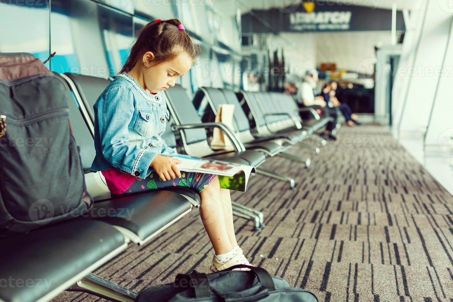 peu fille avec valise Voyage dans le aéroport, des gamins Voyage photo