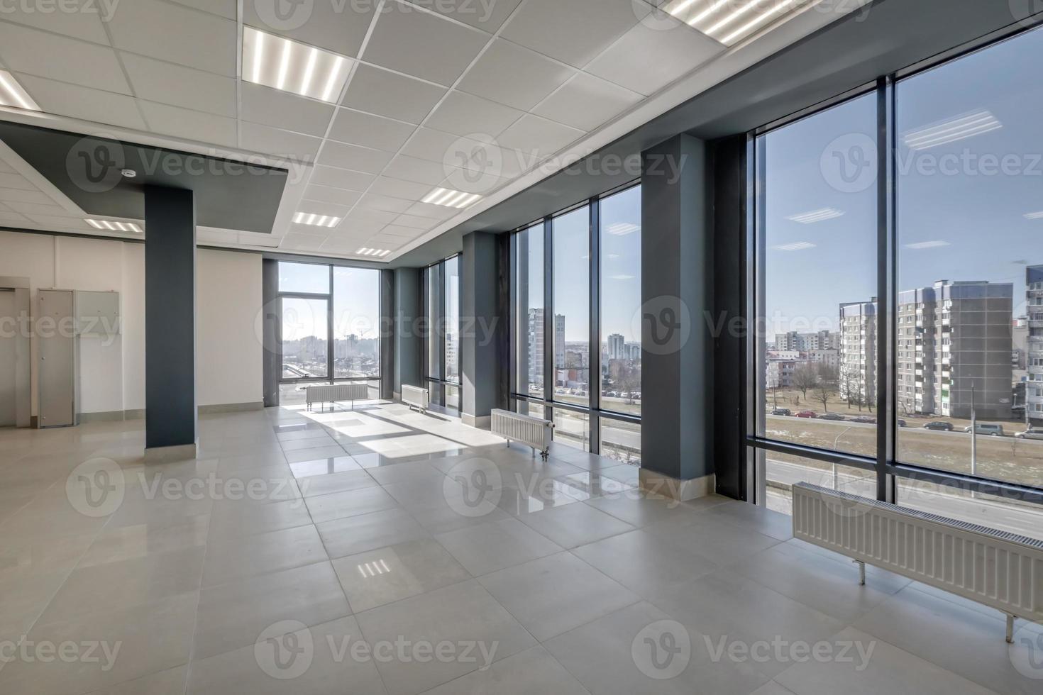 panorama vue dans vide moderne salle avec Colonnes, des portes et panoramique les fenêtres photo