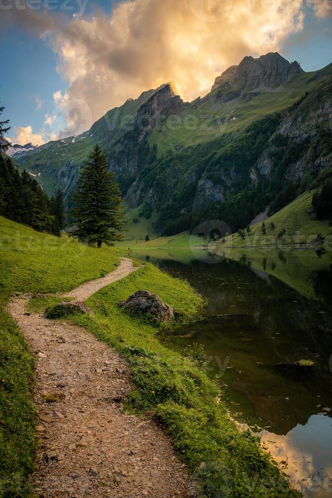 une randonnée Piste cette pistes passé une Lac sur une nuageux journée photo