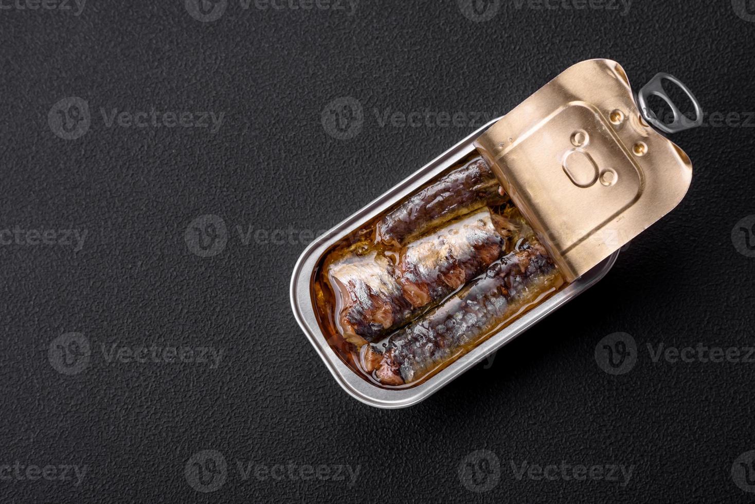 métal aluminium pouvez de en conserve sardines dans pétrole avec épices et sel photo