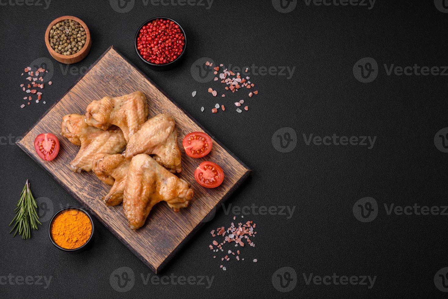 cuit poulet ailes avec sel, épices et herbes photo