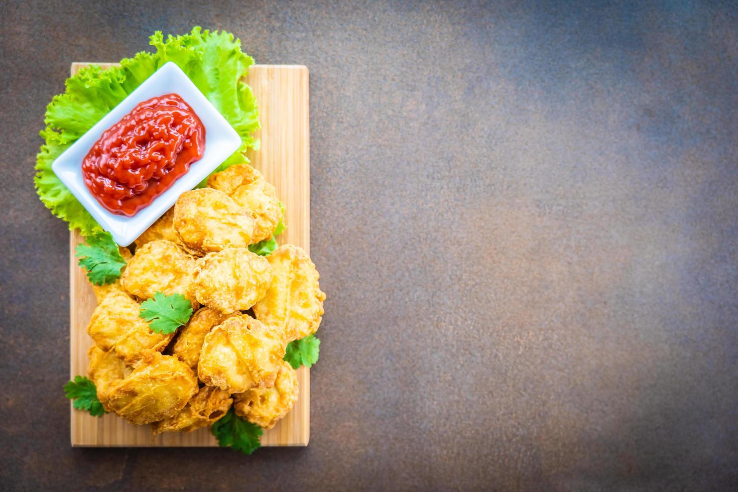 nuggets de poulet frits au ketchup photo