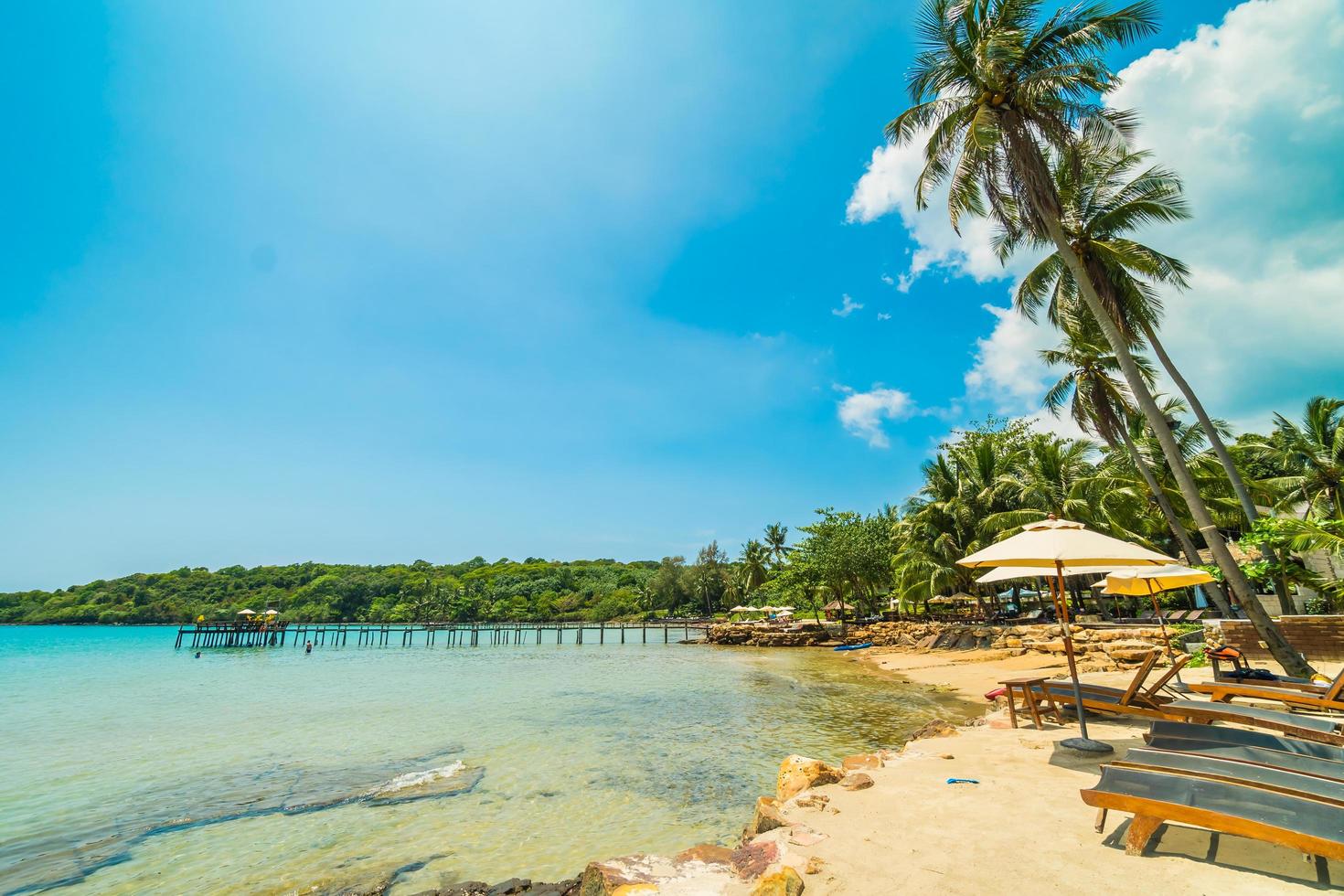 belle plage tropicale et mer photo