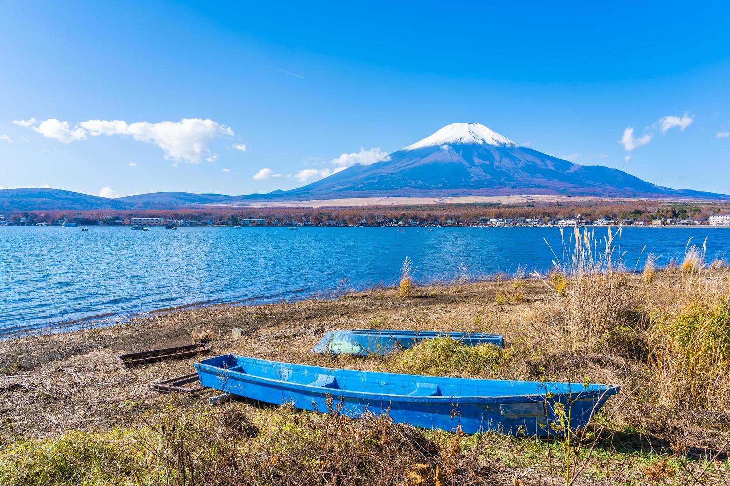 mt. Fuji et le lac Yamanakako au Japon photo