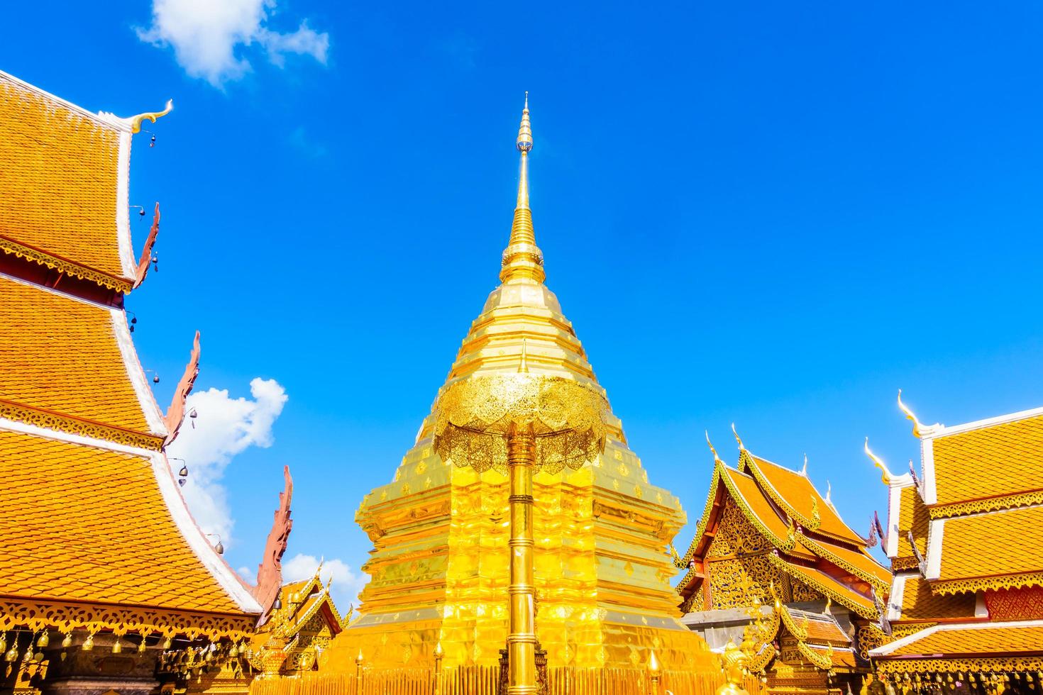 Pagode d'or à wat phrathat doi suthep, monument de Chiangmai en Thaïlande photo