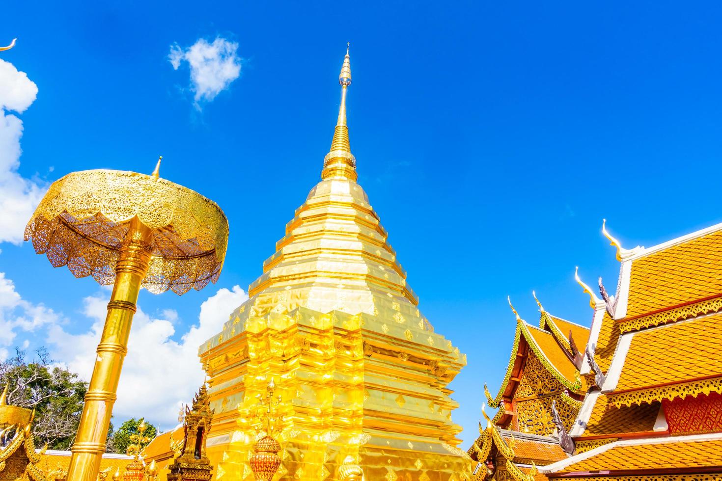 Pagode d'or à wat phrathat doi suthep, monument de Chiangmai en Thaïlande photo