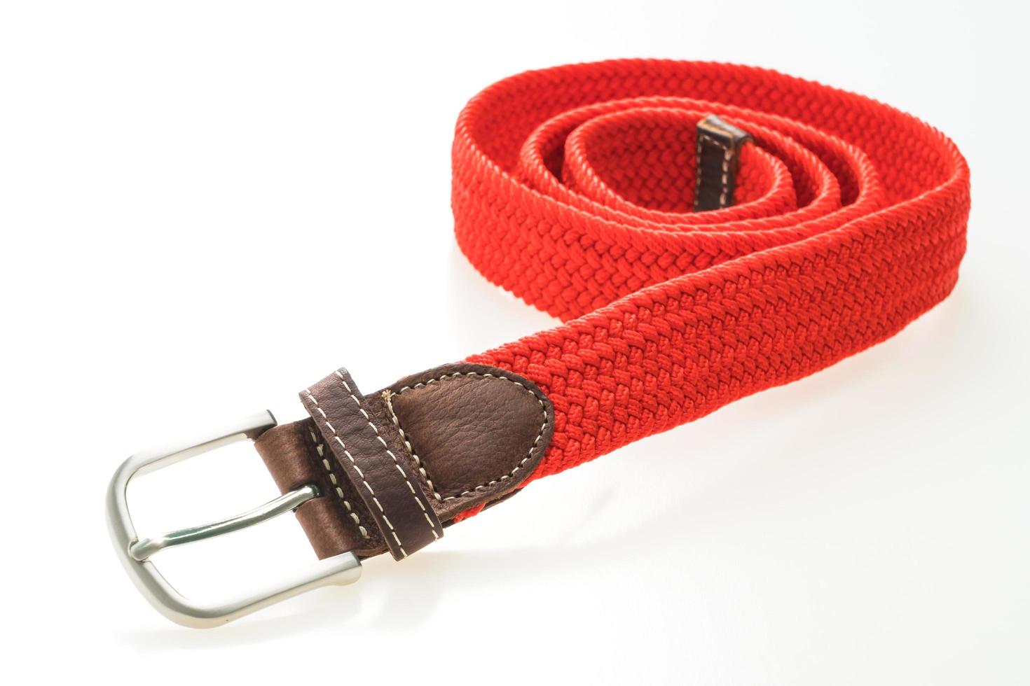 ceinture avec boucle sur fond blanc photo