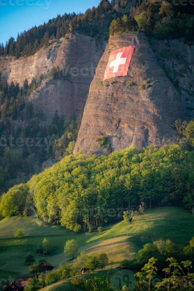 le Suisse drapeau mis sur une raide Montagne photo