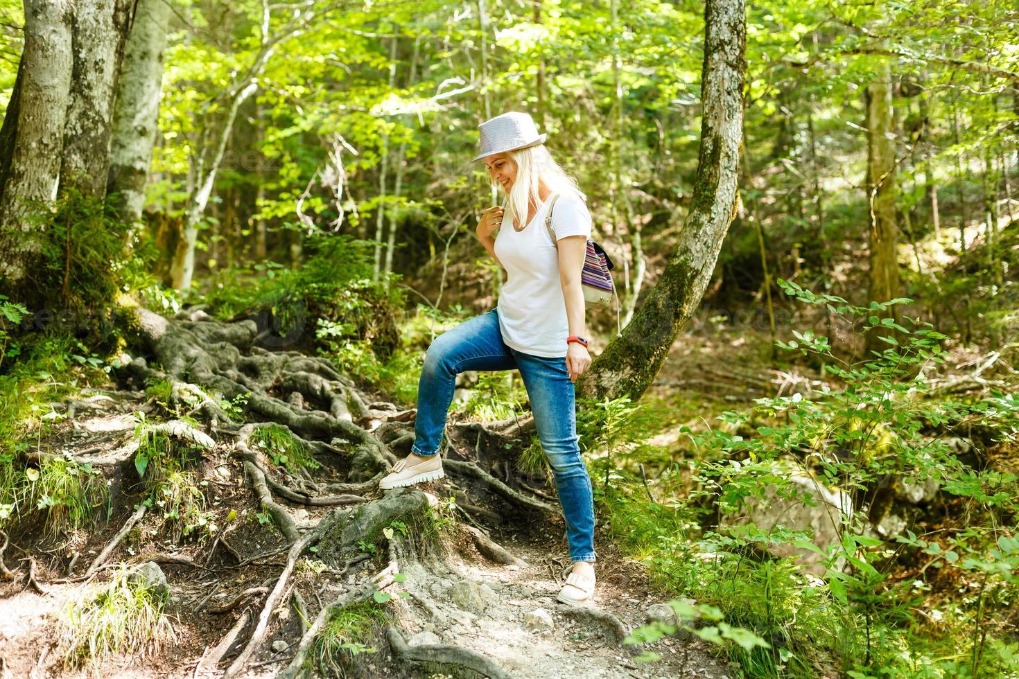 femme en marchant dans le Montagne forêt photo