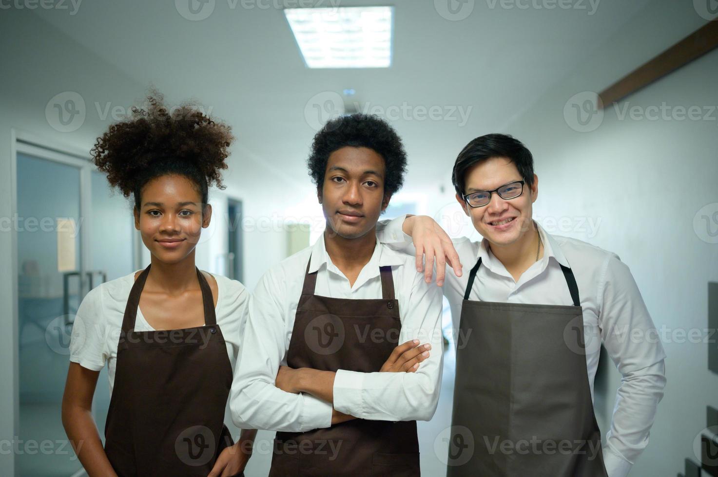 portrait de culinaire et boisson institut étudiant avec préparation avant entrer le salle de cours photo