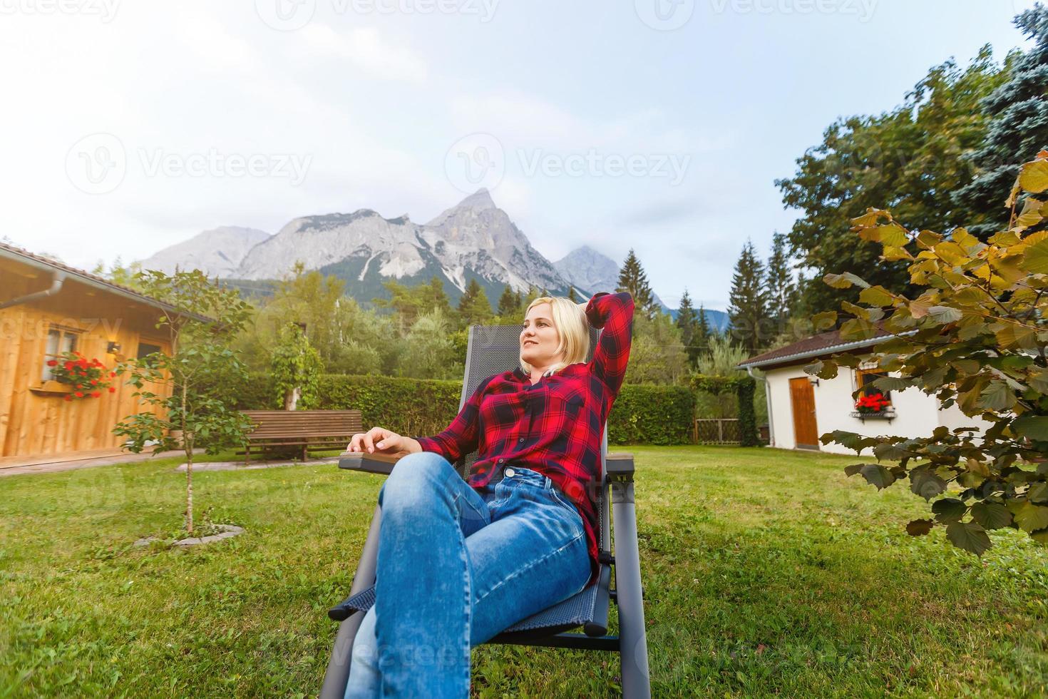 Jeune femme est permanent par en bois Maisons. village dans montagnes. voyage, mode de vie concept. Alpes, L'Europe . photo