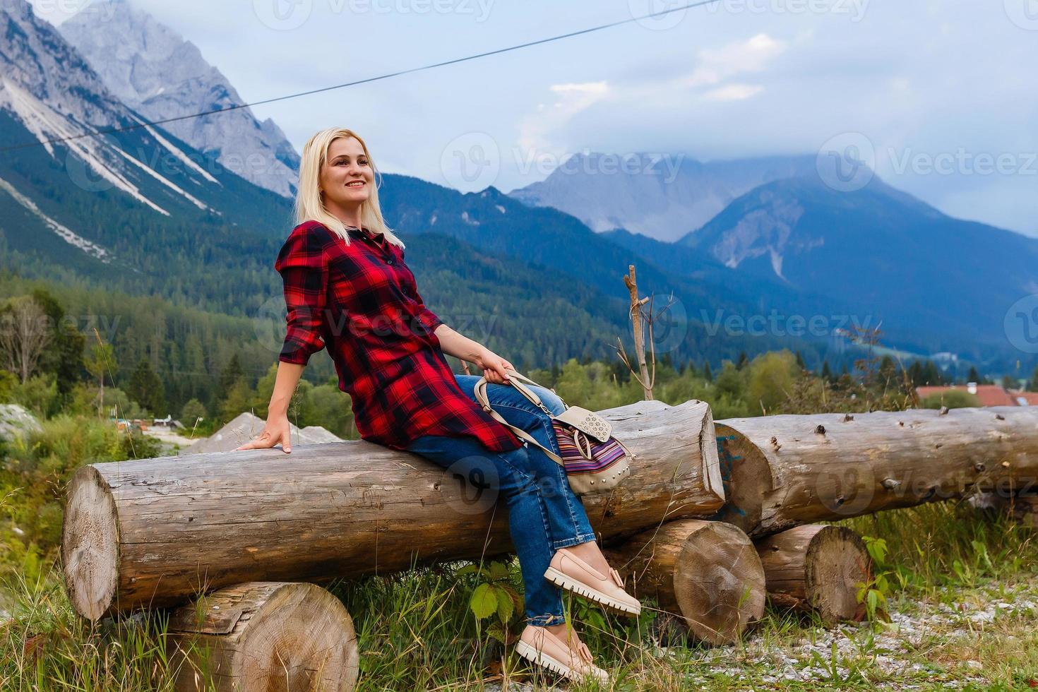 Jeune magnifique femme voyageur , montagnes Alpes arrière-plan, photo