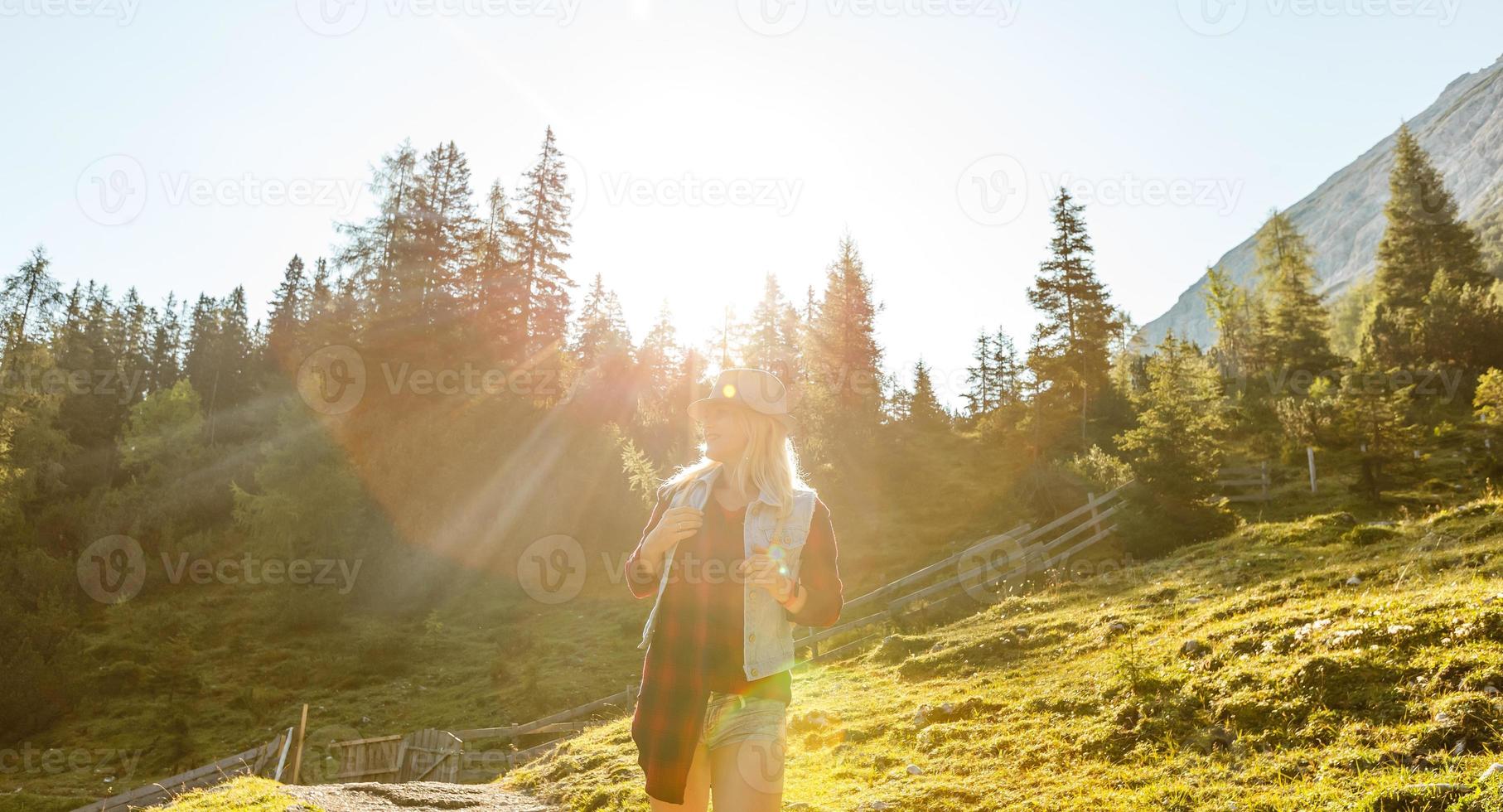 Jeune magnifique femme voyageur , montagnes Alpes arrière-plan, photo