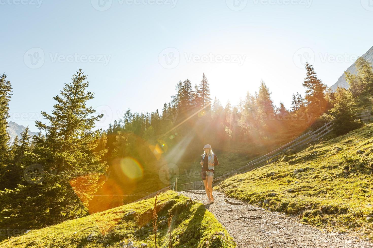 Jeune magnifique femme voyageur , montagnes Alpes arrière-plan, photo