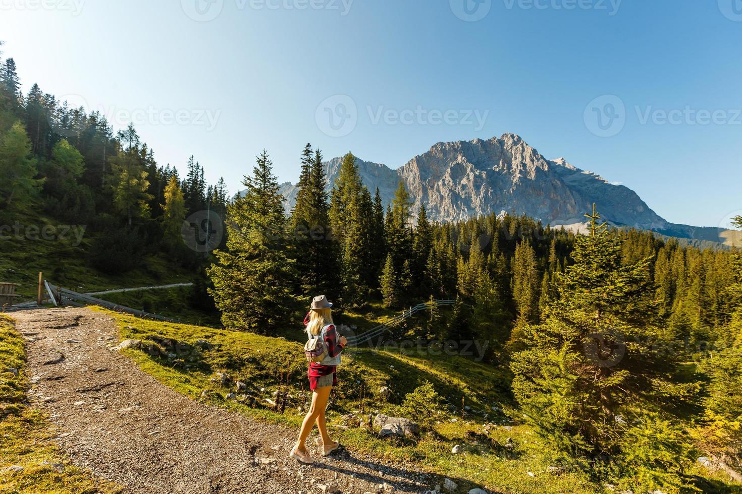 Jeune magnifique femme voyageur , montagnes Alpes arrière-plan, photo