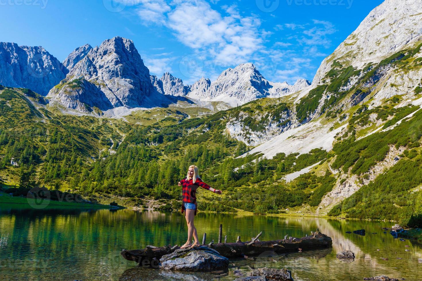 Jeune magnifique femme voyageur , montagnes Alpes arrière-plan, photo