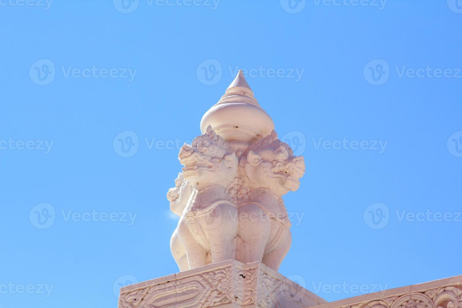 le magnifique et délicat thaïlandais sculpture de blanc Kirin dans stuc sur le église mur est une magnifique point de repère et touristique attraction et contre le thaïlandais temple église mur et bleu ciel Contexte. photo
