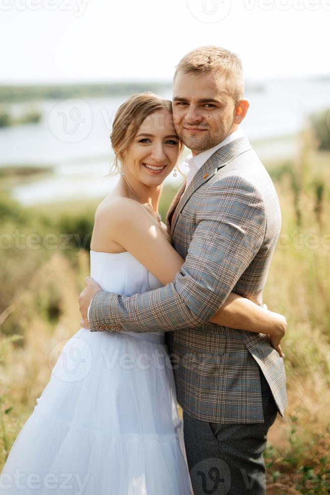 Jeune couple une gars et une fille sont en marchant dans le vert collines photo