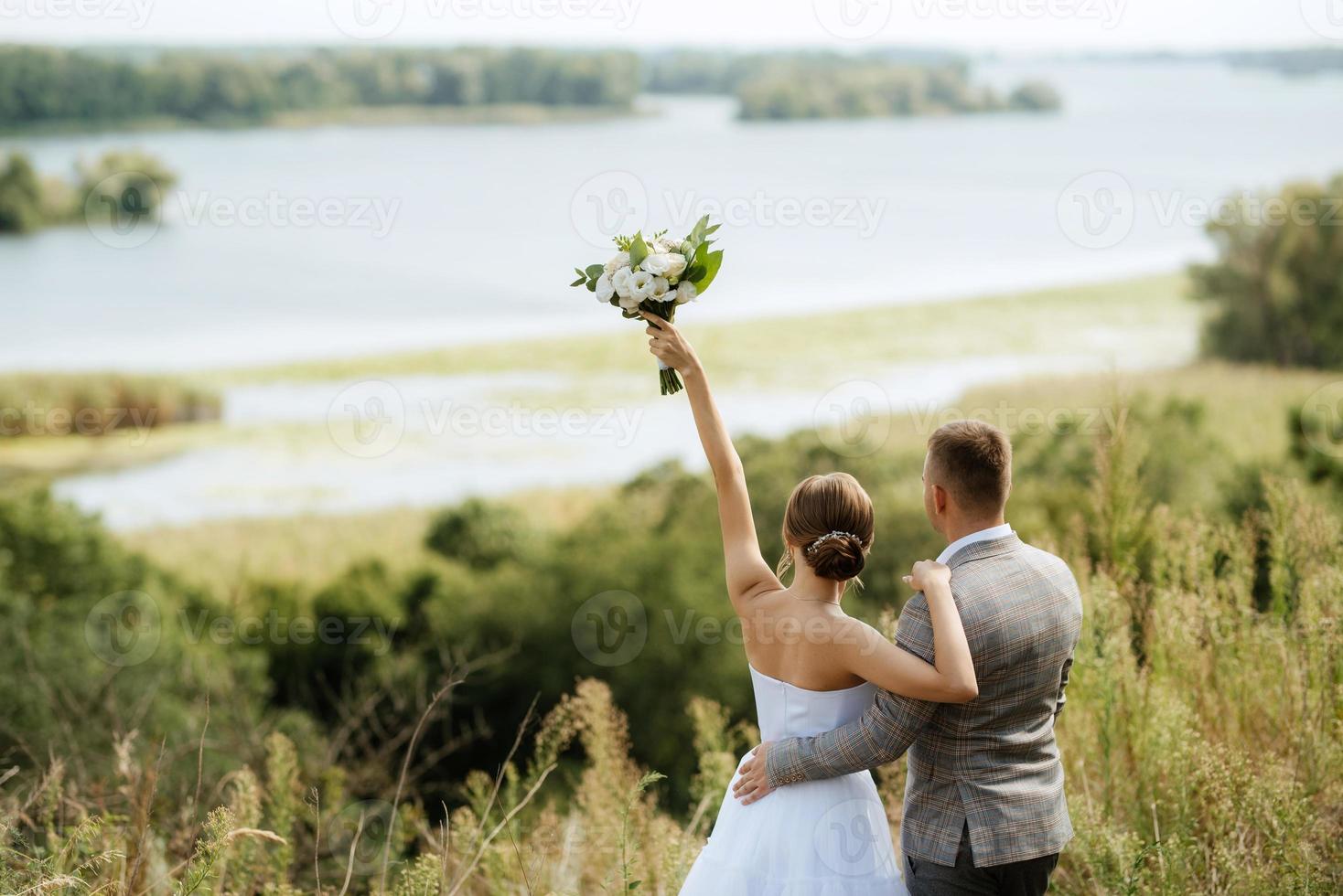 Jeune couple une gars et une fille sont en marchant dans le vert collines photo