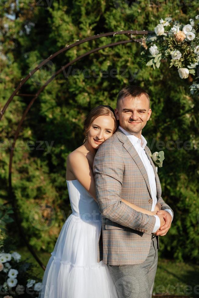 mariage la cérémonie de le jeunes mariés sur le clairière photo