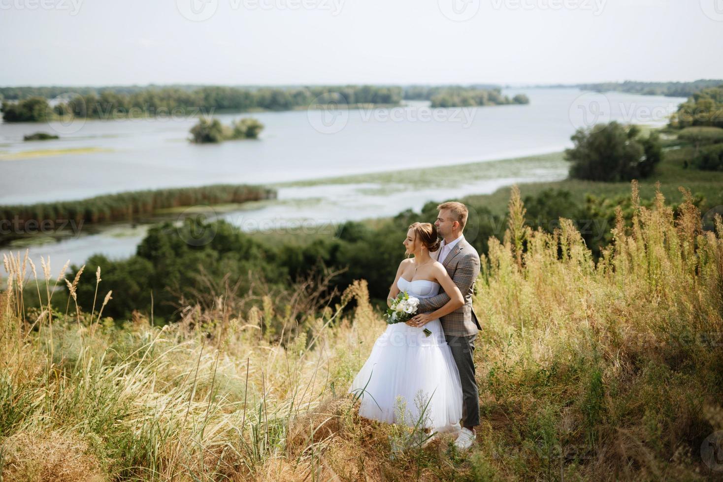 Jeune couple une gars et une fille sont en marchant dans le vert collines photo